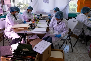 Entre los archivos de guerra de Guatemala, así se ve una jornada de documentación de archivos de guerra