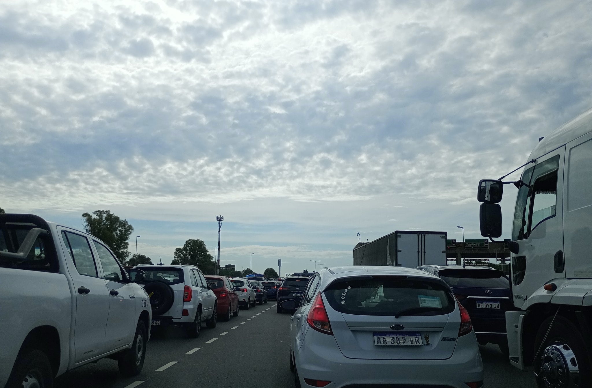 El accidente en el kilómetro 36 de la Panamericana generó un corte total y demoras prolongadas en el tránsito hacia el norte (@capitan_cynar)