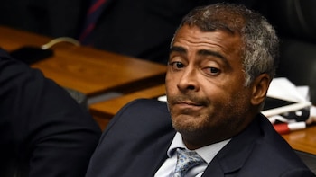 Romario fue hospitalizado en Río de Janeiro y evoluciona positivamente tras la operación (AFP)