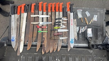 La Policía incautó armas cortopunzantes y sustancias estupefacientes en los accesos al estadio El Campín - crédito @PoliciaBogota / X