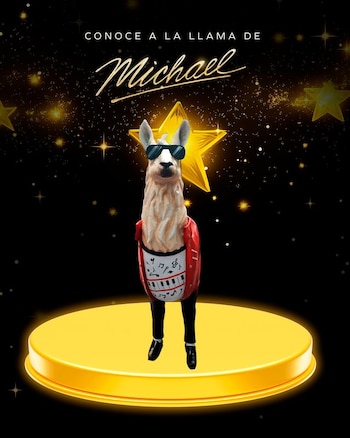 Figura de llama antropomórfica con gafas de sol, chaqueta roja, camiseta con diseño de piano y notas musicales, pantalones negros, sobre un podio dorado