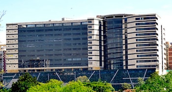 Una paciente con hernias discales denuncia la falta de camillas y asientos adecuados en la sala de urgencias - crédito foscal.com