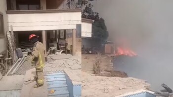 Una densa humareda cubre las