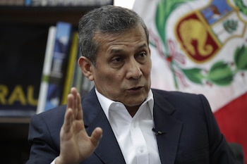 Fotografía de archivo, tomada en noviembre de 2020, en la que se captó al expresidente de Perú Ollanta Humala, habla durante una entrevista con EFE, en Lima (Perú). EFE/Paolo Aguilar
