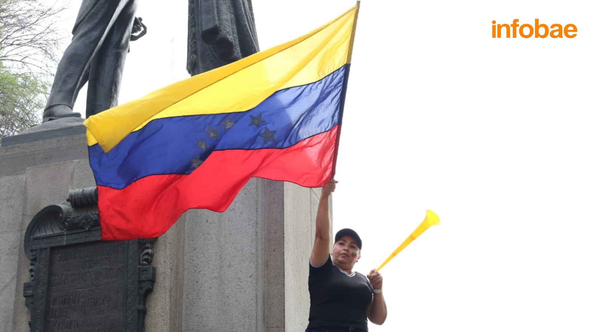Venezolanos en Lima celebran la caída del régimen de Maduro, mezclando júbilo por el cambio político con temor por la seguridad de sus familiares en Venezuela. (Infobae Perú/Carlos Díaz)
