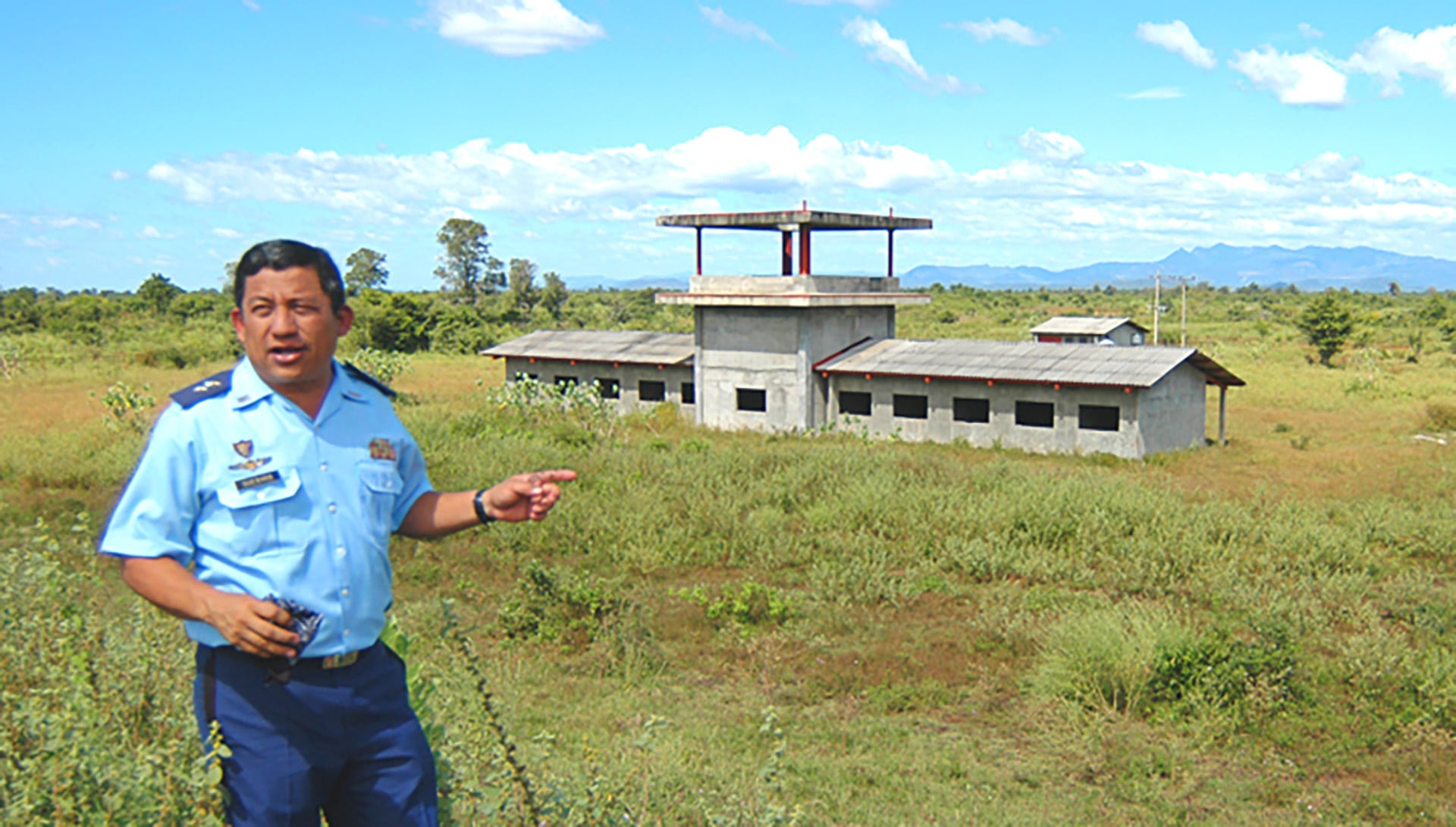 El teniente coronel Onofre Guevara, uno de los pilotos nicaragüenses que se preparó para manejar los cazas soviéticos, muestra las instalaciones en abandono del polémico aeropuerto militar, en 2006 (Foto Magazine/ La Prensa)
