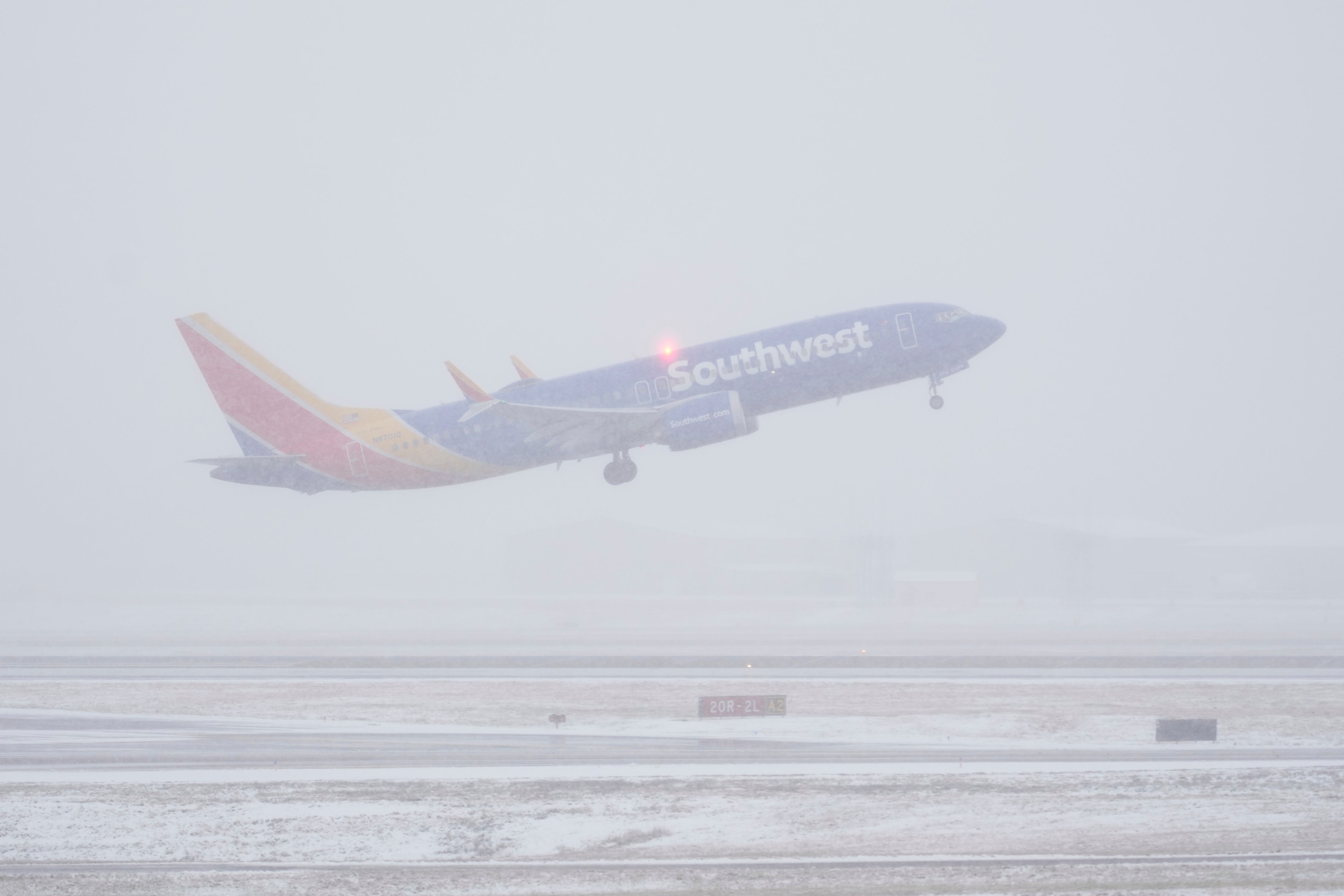 Un avión de Southwest Airlines despega en medio de una nevada (Associated Press/George Walker IV)