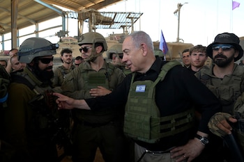 El primer ministro israelí Benjamin Netanyahu hace una visita sorpresa a los soldados israelíes en la ciudad de Rafah, en el extremo sur de la Franja de Gaza, el jueves 18 de julio de 2024. (Avi Ohayon/Israel Prime Minister's Office vía AP)