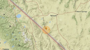Mapa topográfico de una región desértica con cadenas montañosas. Un círculo naranja resalta un punto de interés con un pin cerca de Tonopah, Nevada