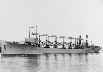 Fotografía en blanco y negro del buque militar USS Cyclops visto de perfil sobre el agua