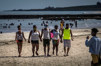 Personas que usan máscaras como