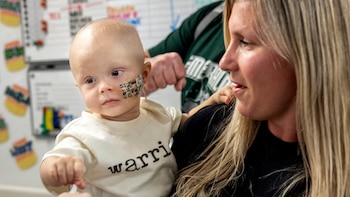 La emotiva historia del niño de 2 años que superó un cáncer de hígado agresivo tras recibir un trasplante
