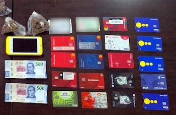 Tres envoltorios de yerba con características de marihuana, un celular y 35 tarjetas bancarias fueron incautadas, investigarán si son clonadas Foto: Policía Monterrey