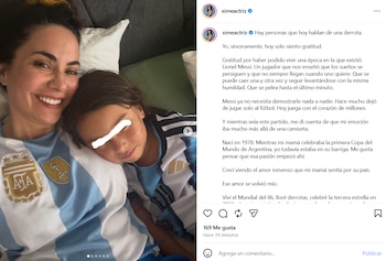 Una mujer y un niño visten la camiseta de la selección argentina de fútbol con el escudo de la AFA, tres estrellas y el emblema de la Copa Mundial de la FIFA