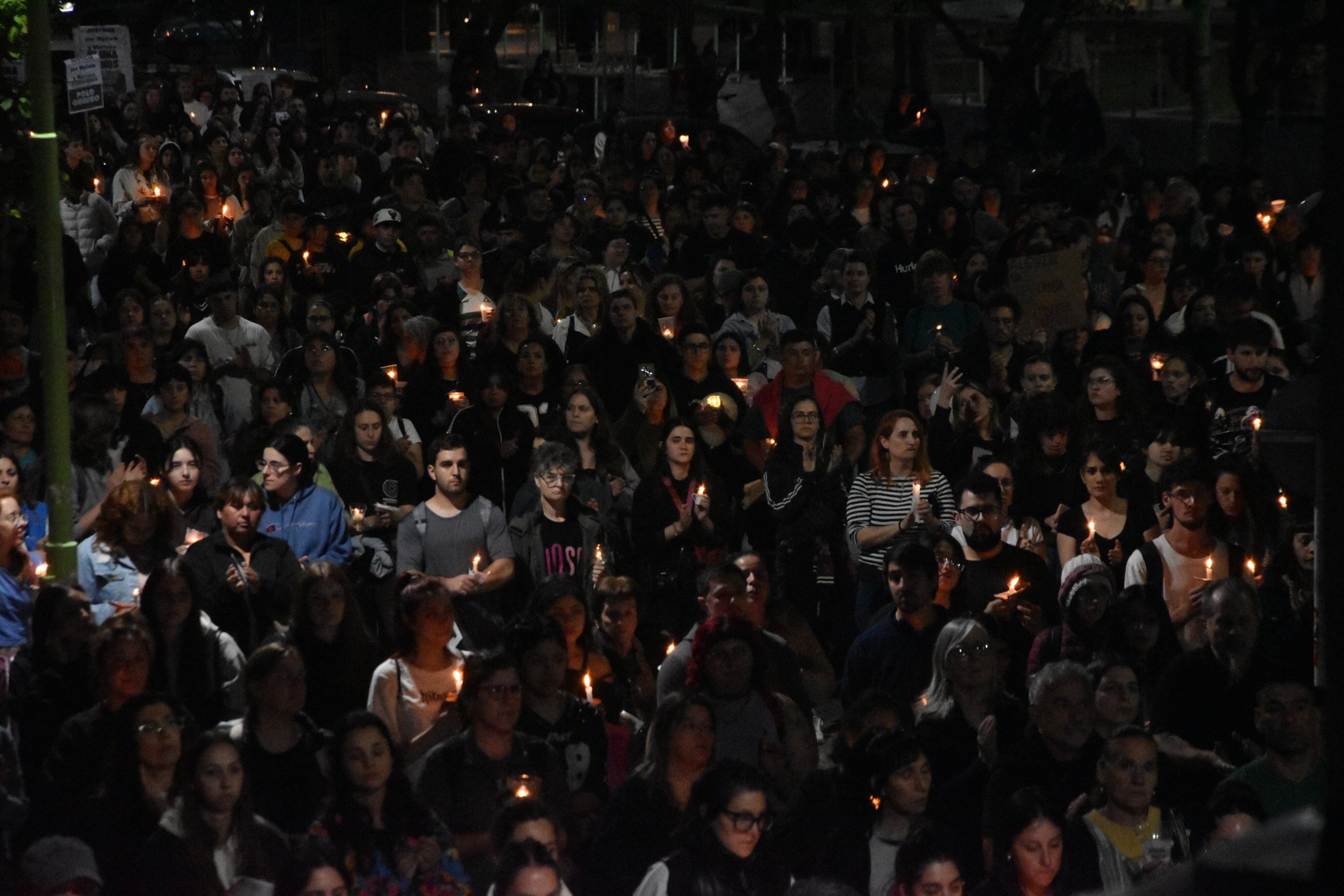 El hijo y hermano de las víctimas leyó las cartas de despedida que sus hijos escribieron a las víctimas (X: @ayeduran)
