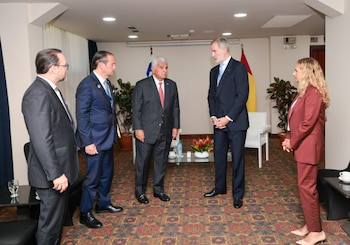 El presidente José Raúl Mulino y el rey Felipe VI sostuvieron un encuentro bilateral en San José, Costa Rica, en el marco de la toma de posesión presidencial. Cortesía Presidencia