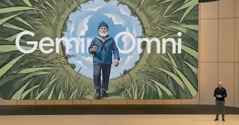 Demis Hassabis de pie en el escenario frente a una gran pantalla que muestra una animación de un anciano marinero con barba y pipa, junto al texto "Gemini Omni"