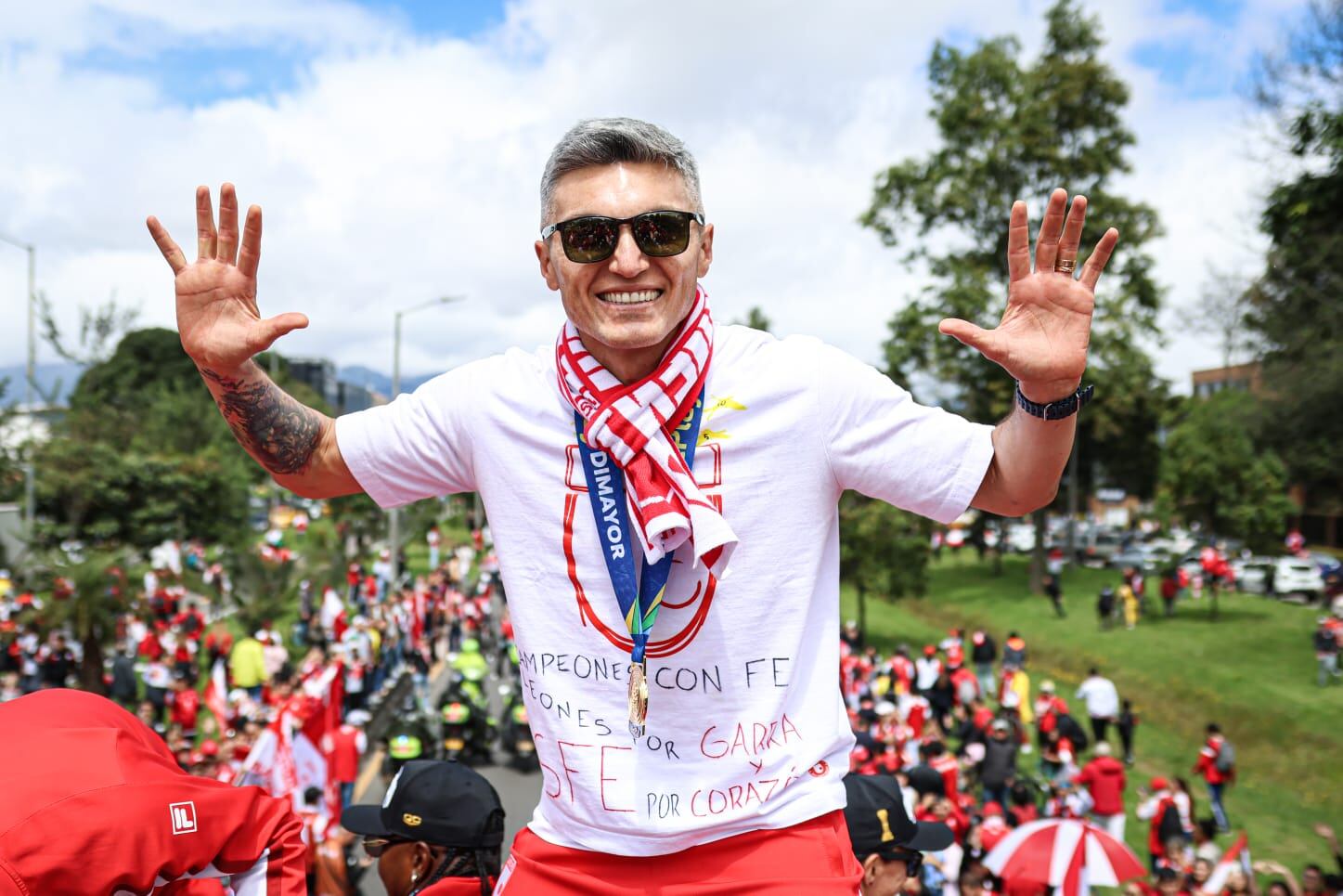 - crédito @SantaFe/X