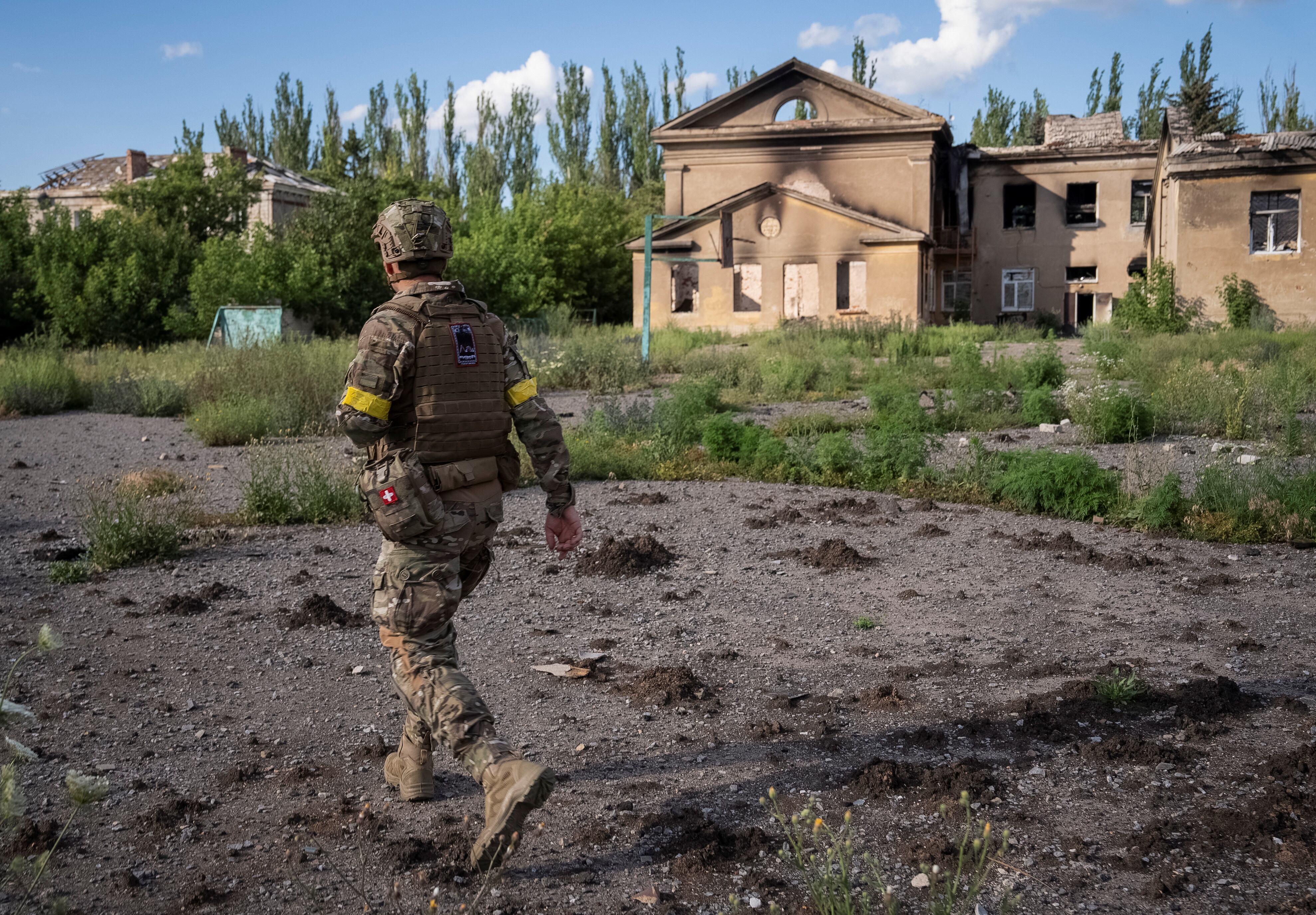 Un soldado camina por una calle en la región de Donetsk (REUTERS/Inna Varenytsia)