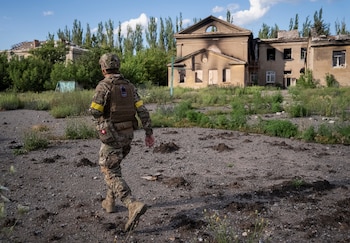 Un soldado camina por una calle en la región de Donetsk (REUTERS/Inna Varenytsia)