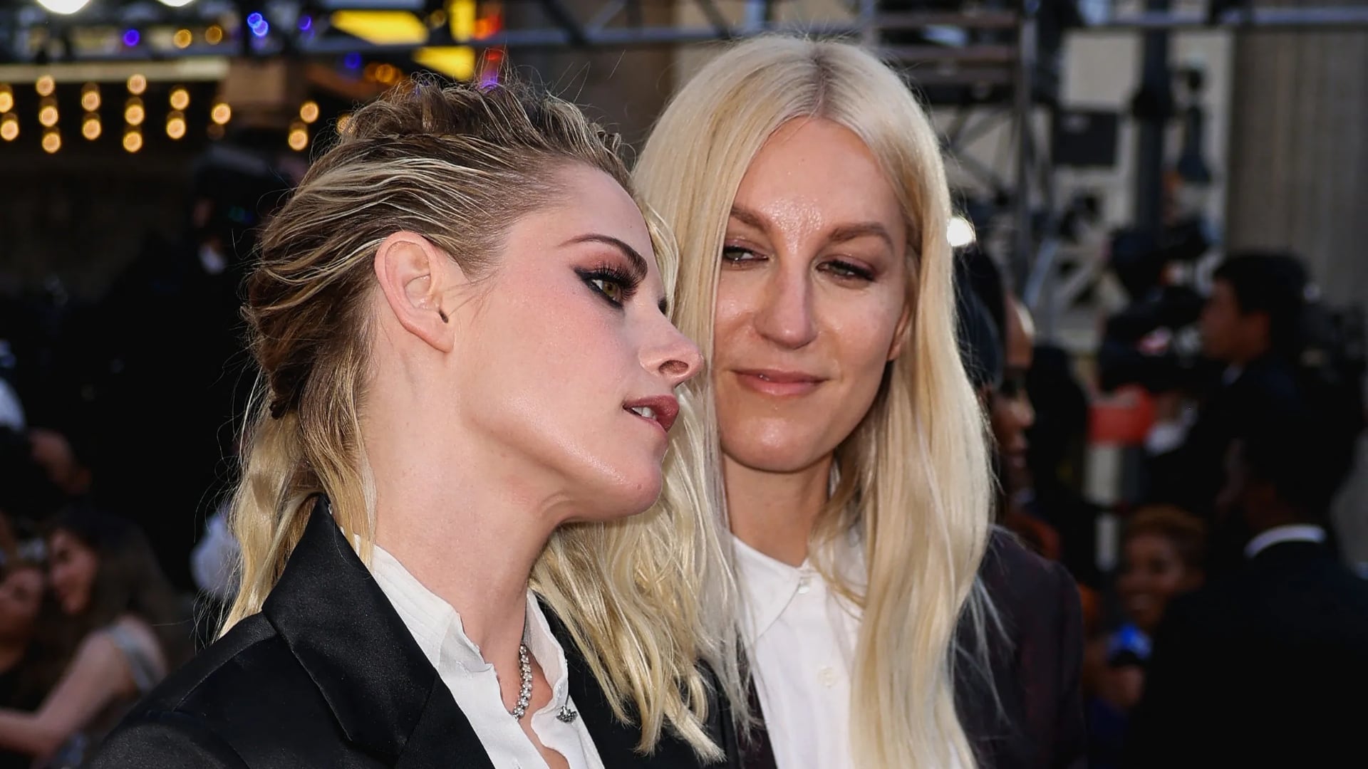 Kristen Stewart y Dylan Meyer reconocieron que realizar la película junto a sus amigos hizo el proceso más fácil. (Créditos: MIKE BLAKE / REUTERS).
