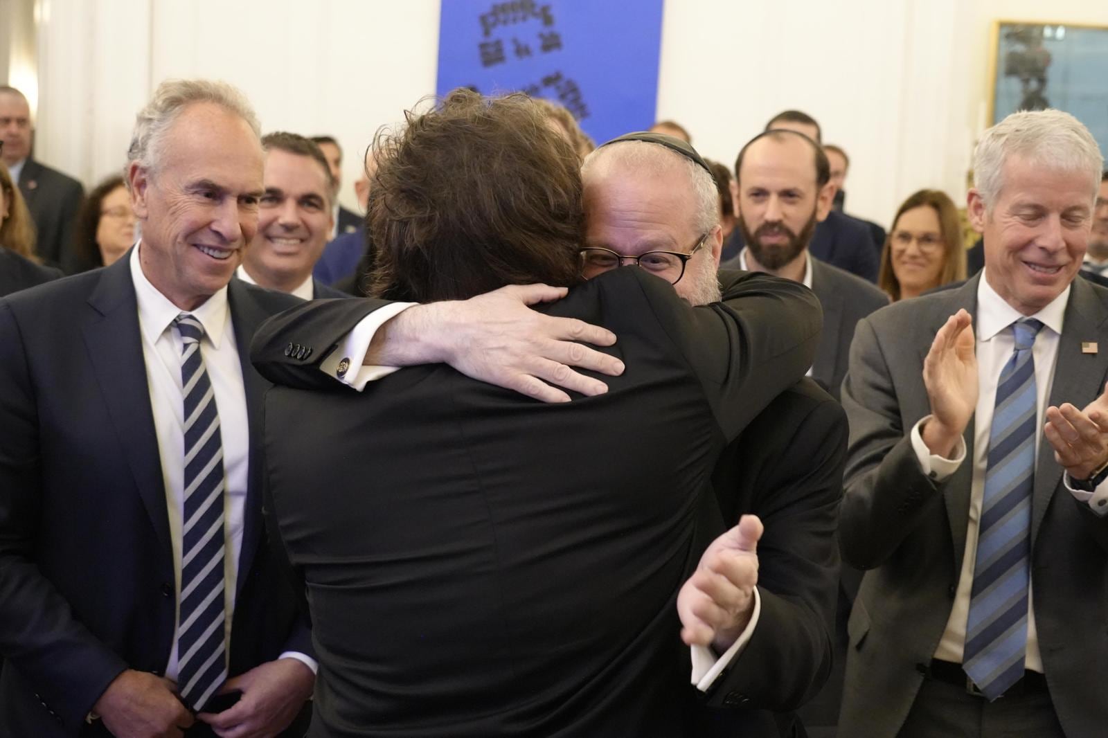 Javier Milei saluda al rabino Kaploun, mientras observan Marcelo Mindlin y Chris Wright, en la embajada de Argentina en Estados Unidos