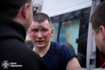 Un rescatista herido es visto