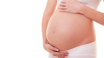 "Algunas mujeres buscan un hijo porque le gustaría cumplir el deseo de su pareja o de su familia", sostiene Russomando (Shutterstock)