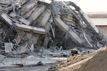 Rescatistas trabajan para buscar personas