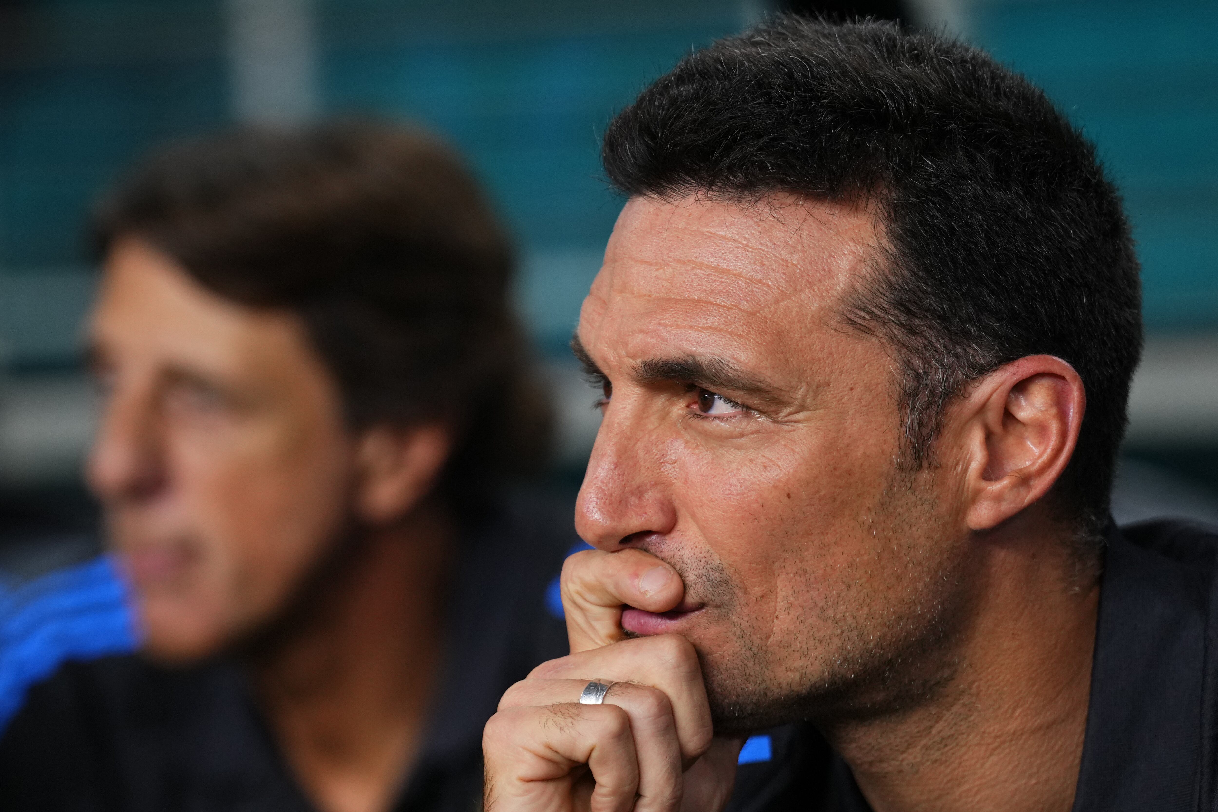 Scaloni piensa los nombres para cerrar la lista de cara al próximo Mundial (Foto Rich Storry/AFP)