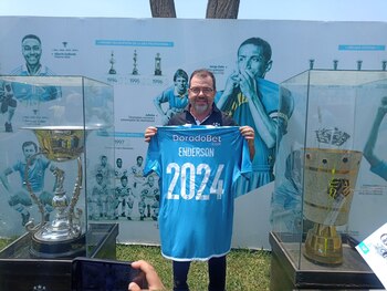 Enderson Moreira posando junto a