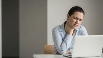Los mejores ejercicios para descontracturar tu cuello si dormiste chueco y aliviar el dolor