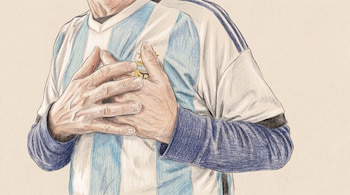 Parte superior de un hombre con camiseta de fútbol de Argentina, con franjas celestes y blancas, que tiene ambas manos sobre el pecho. Ilustración con lápices de color.