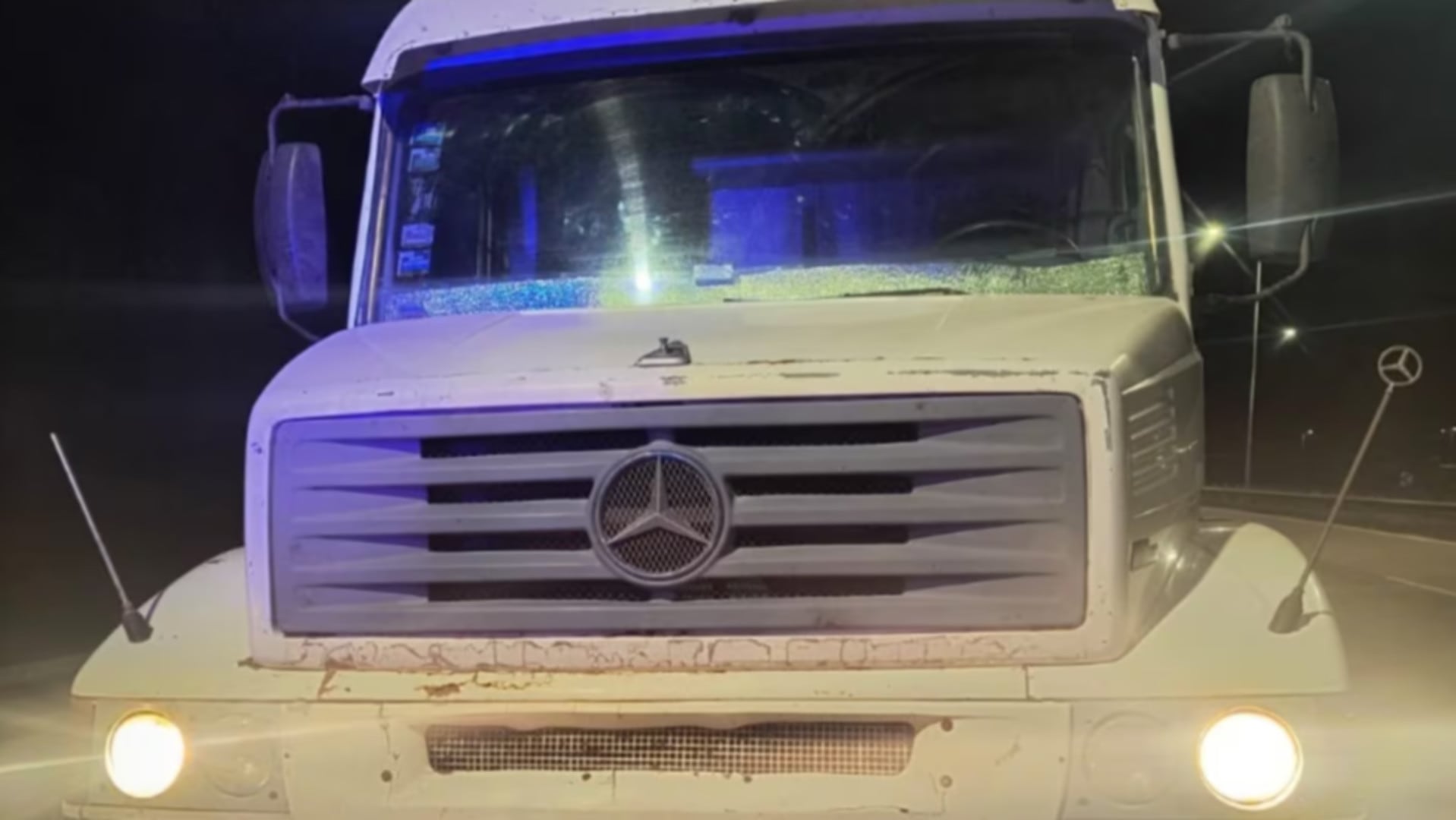 Un camión blanco, vehículo asociado a un camionero detenido por agresión y ebriedad, está estacionado de noche en Bell Ville, Córdoba (El Doce.tv)