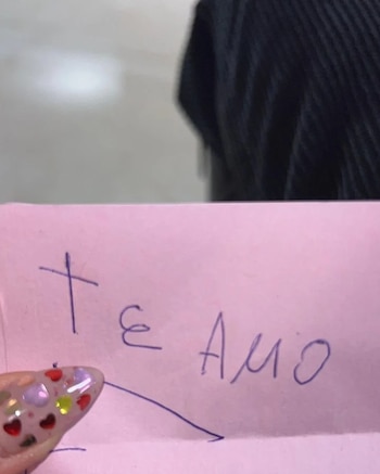El cartel que mostró Tini en sus redes sociales: "Te amo" (Foto: Instagram)