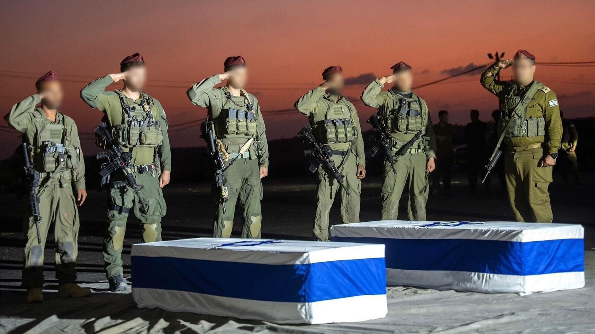 Tropas de las Fuerzas de Defensa de Israel rinden honores ante los féretros que contienen los cuerpos de los rehenes fallecidos Amiram Cooper y Sahar Baruch en la Franja de Gaza, el 30 de octubre de 2025 (Fuerzas de Defensa de Israel)