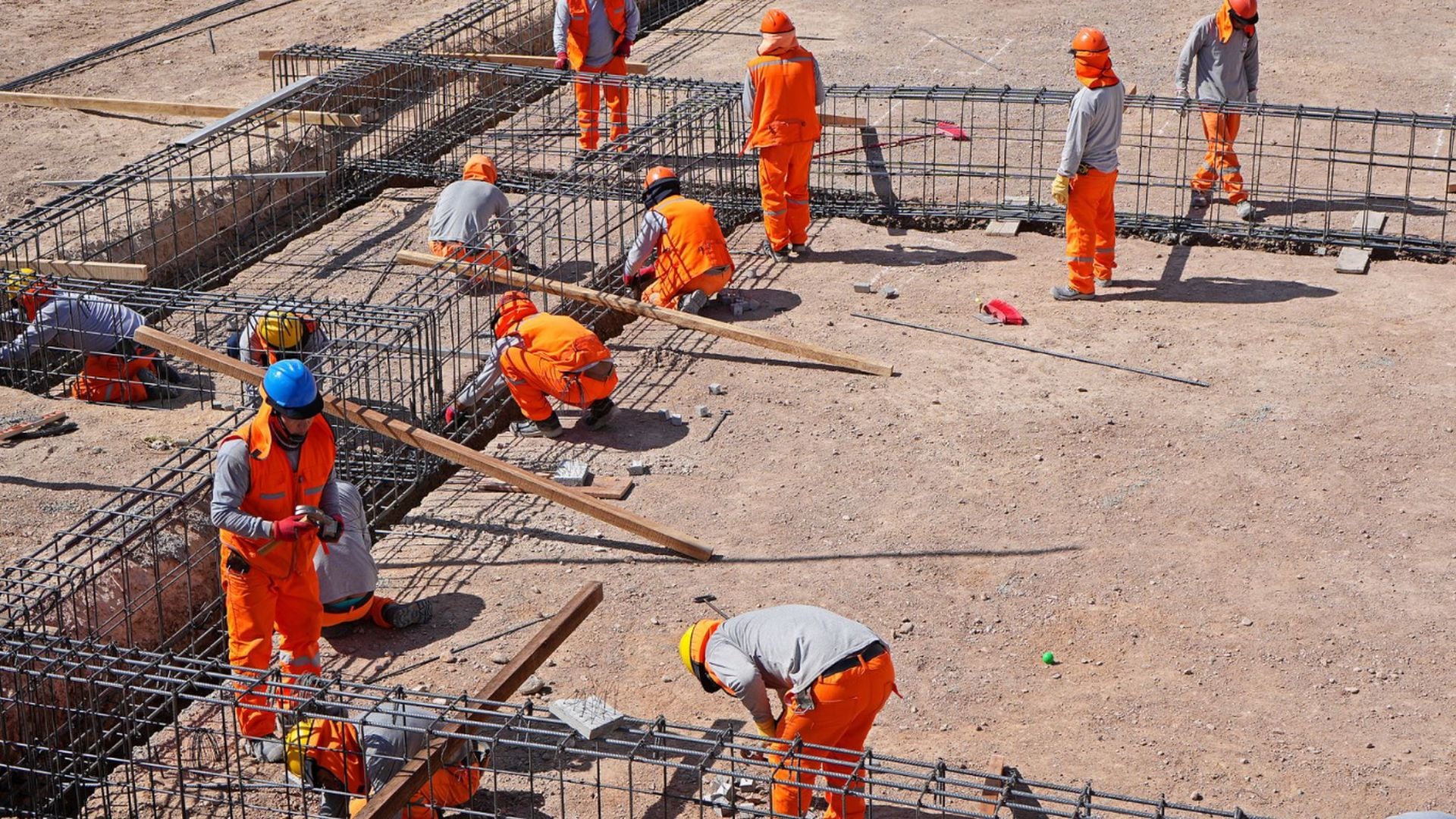 Cada 25 de octubre, Perú celebra el Día de los Trabajadores de Construcción Civil, rindiendo homenaje a quienes realizan labores esenciales en un sector fundamental y a menudo riesgoso. (Andina)