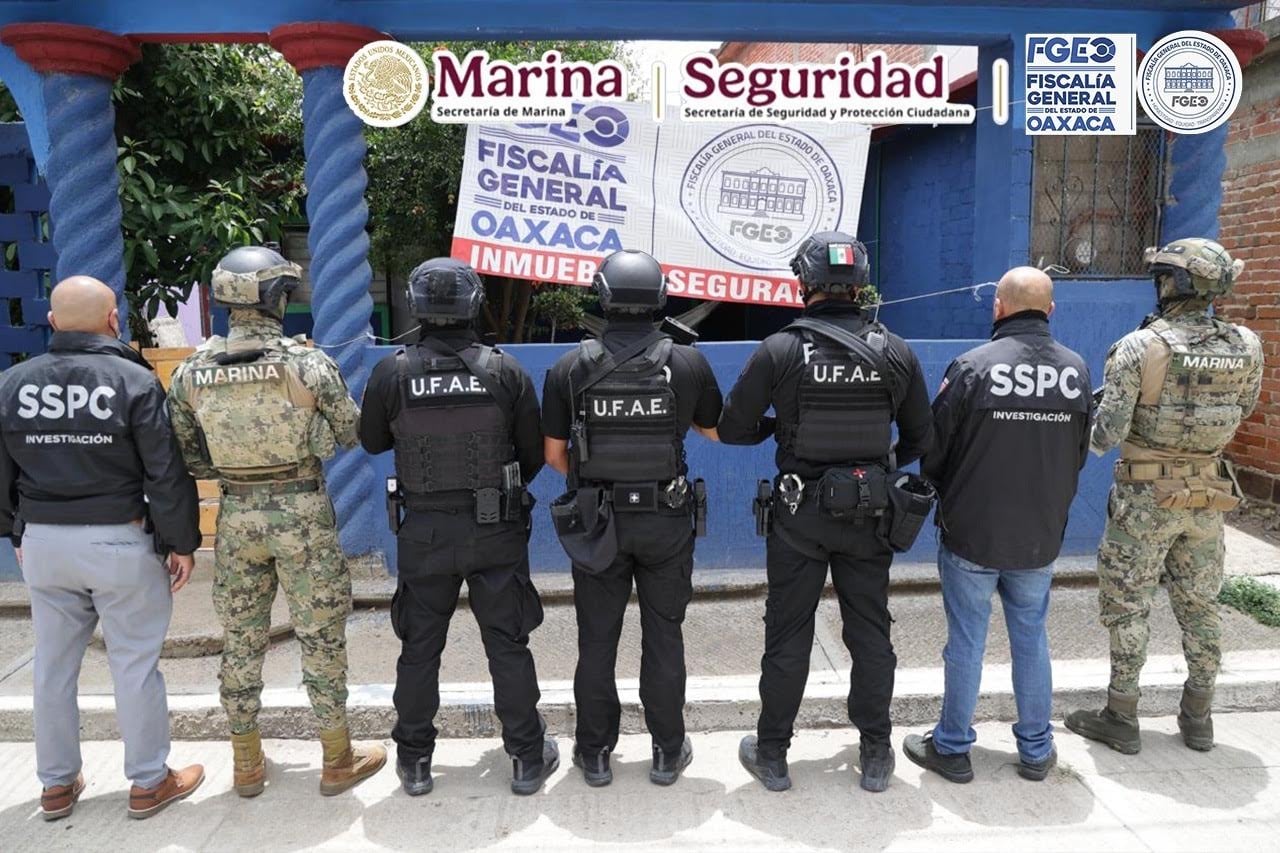 Durante los cateos fueron asegurados un arma corta, 1.5 kilos de marihuana, tres vehículos y dinero en efectivo. (Cortesía)