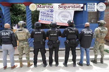 Durante los cateos fueron asegurados un arma corta, 1.5 kilos de marihuana, tres vehículos y dinero en efectivo. (Cortesía)