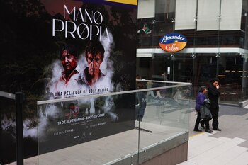 Una pareja pasa frente a