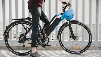 Los padres dicen no saber mucho sobre bicicletas eléctricas, según una encuesta