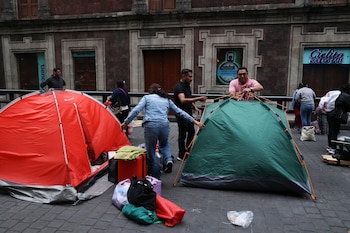Maestros de la Coordinadora Nacional de Trabajadores de la Educación levantan los plantones que mantenían, tras una jornada de deliberaciones internas en la que sus dirigentes admitieron avances parciales con la Secretaría de Educación Pública, en Ciudad de México (México). EFE/ Madla Hartz