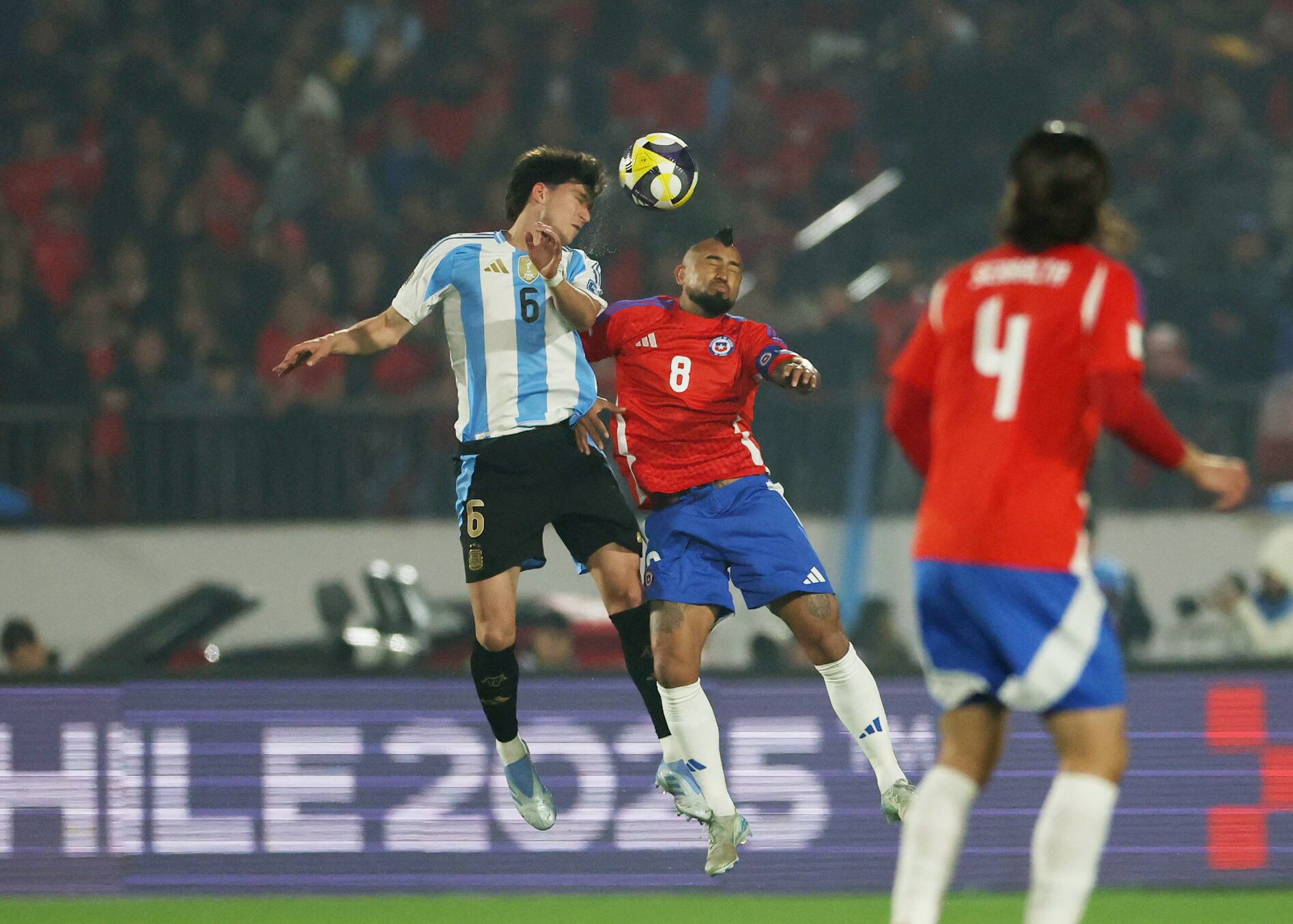 Arturo Vidal sufrió más de la cuenta y no pudo ayudar a Chile en la derrota con Argentina en Santiago. - créditos: REUTERS/Pablo Sanhueza