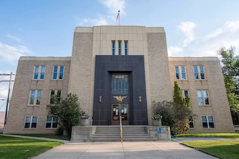 La policía dice que un hombre metió el cuerpo de una mujer en una maleta y lo tiró a un contenedor de basura