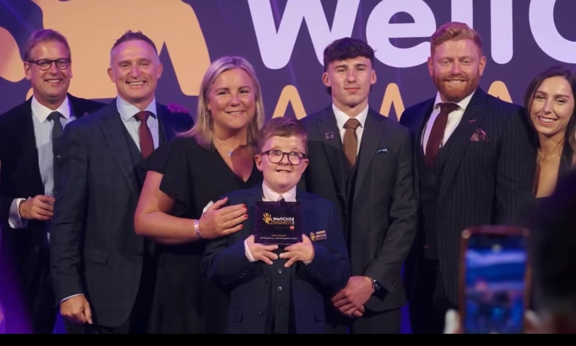 Los British Citizen Youth Awards distinguieron este año al menor, quien dijo que aún no asimila el reconocimiento ni la suma obtenida con las iniciativas de recaudación de su familia (TeamLewisChallenges)