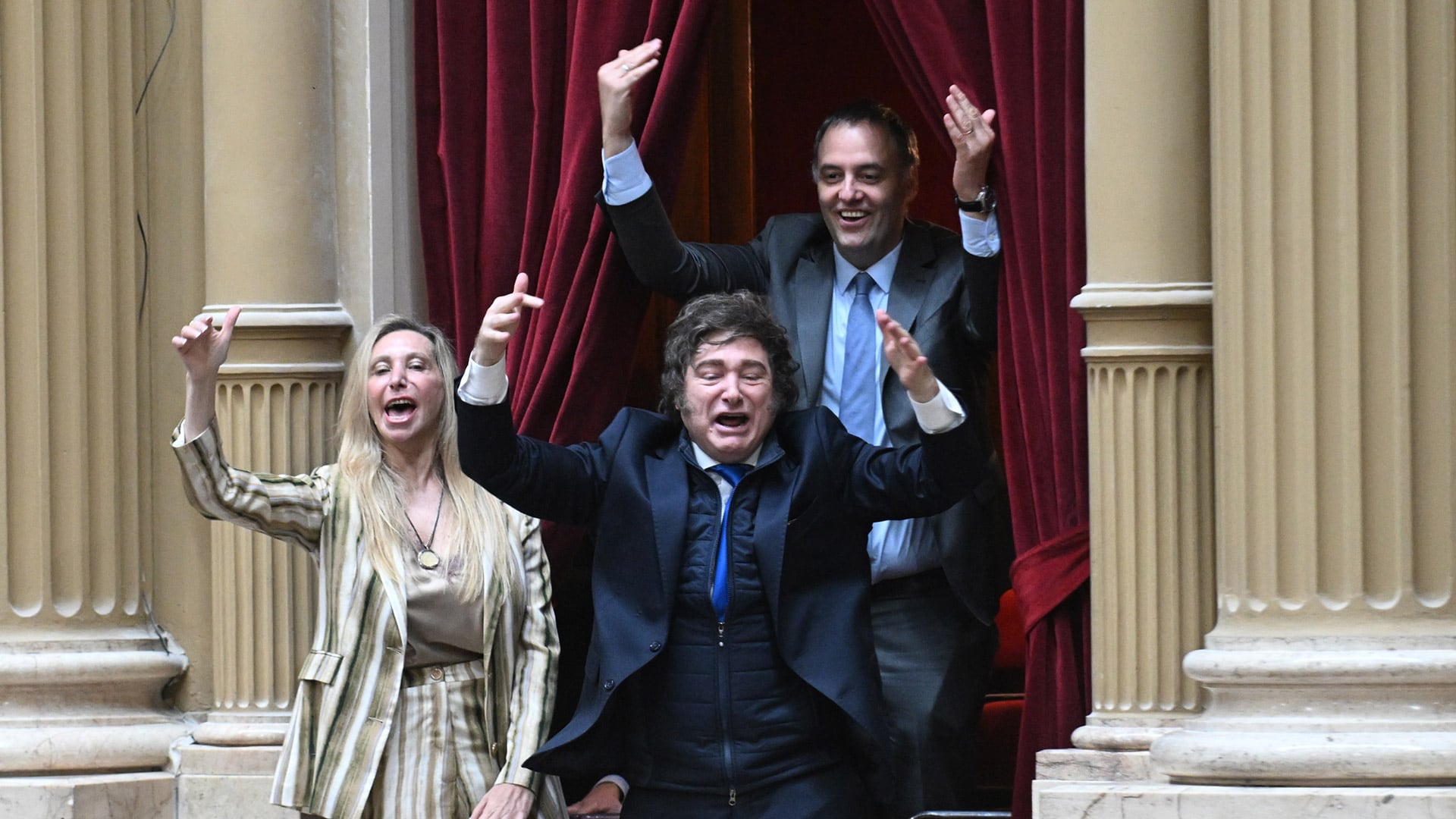 El presidente Javier Milei, su hermana Karina Milei y el jefe de gabinete Manuel Adorni cantan