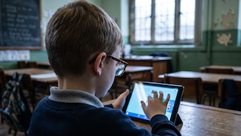 Médicos británicos advierten que las pantallas en las aulas están dañando la visión infantil