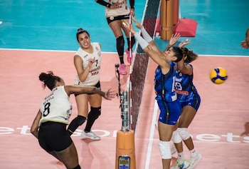 Jugadoras de Circolo bloquean un