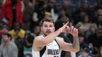 Luka Doncic firma un triple-doble