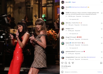 Captura de pantalla de una publicación de red social con Dakota Johnson en vestido rojo y Taylor Swift en vestido a cuadros